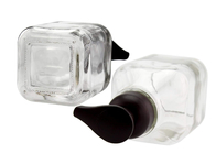 Прозрачный стеклянный пустой насос пены разливает прочную ровную поверхность по бутылкам