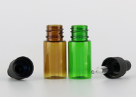Небольшие стеклянные пустые бутылки эфирного масла приглаживают поверхность с пластиковой капельницей
