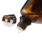 Пустая янтарная косметическая бутылка стекла эфирного масла с крышкой трамбовки очевидной